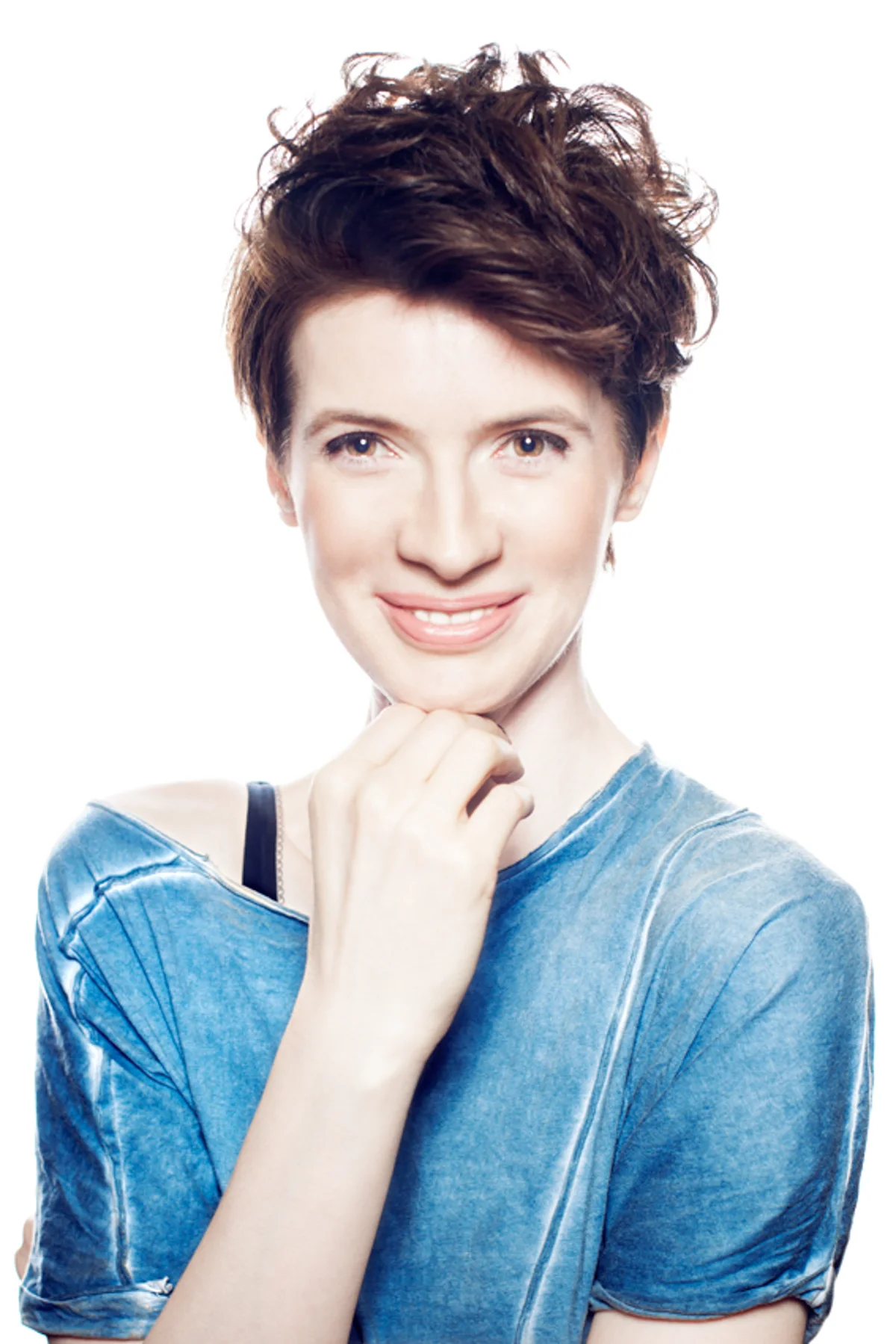 Sylwia Dziegieć, uśmiechnięta, w niebieskiej koszulce