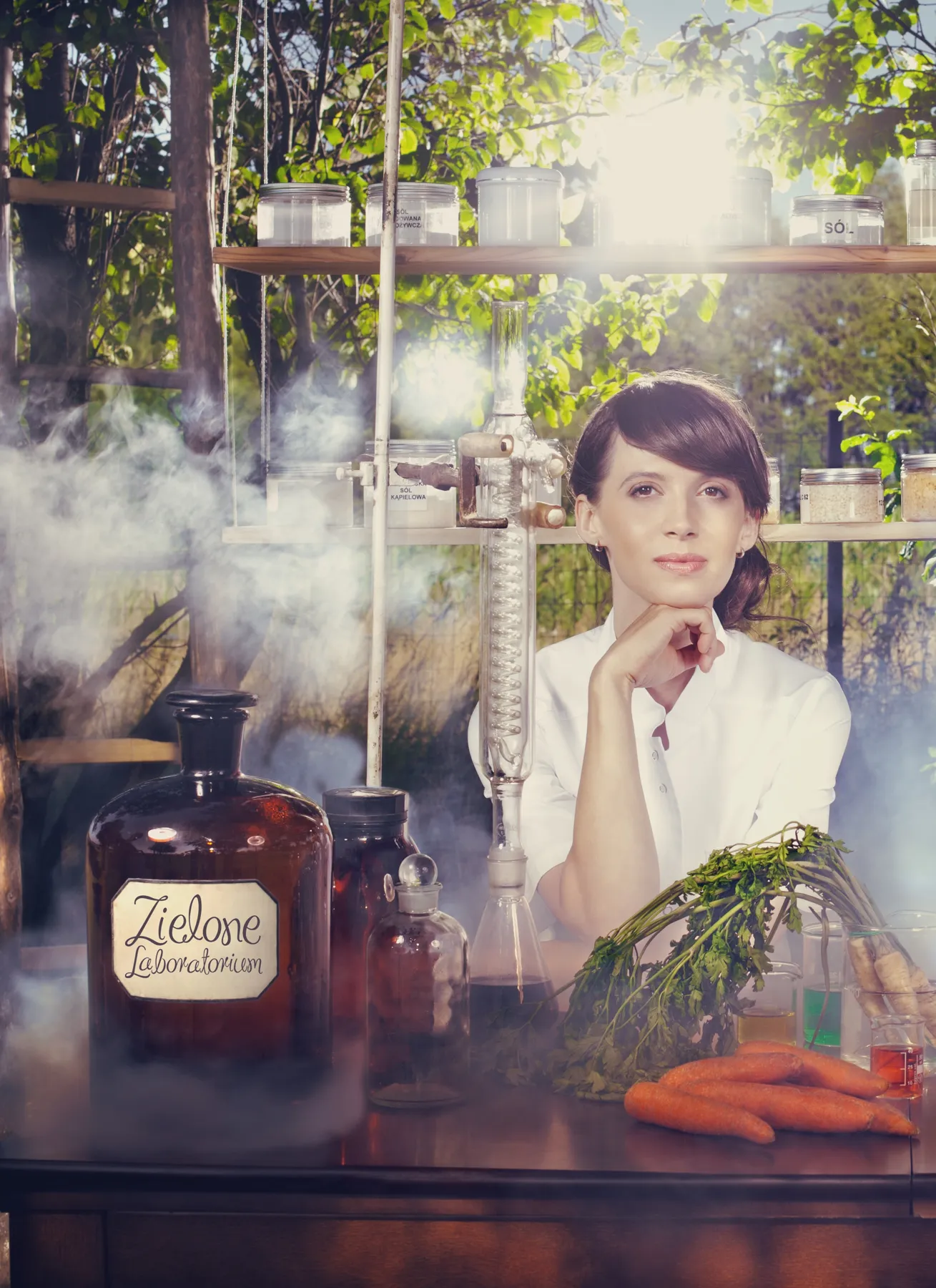 Aleksandra Dziegieć przy szklanej aparaturze laboratoryjnej, sesja zdjęciowa marki z 2013 roku