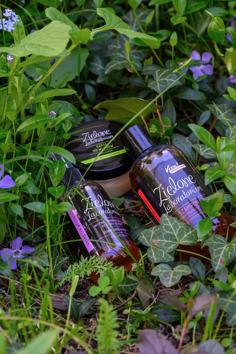 Pasta do włosów, wcierka Biobalance Scalp i szampon aromaterapeutyczny wśród barwinka i bluszczu